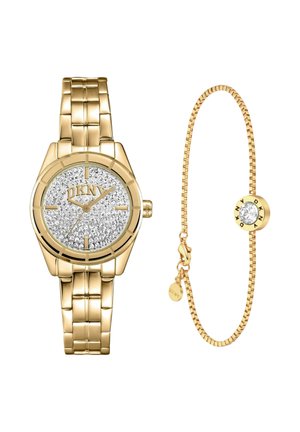 Montre-bracelet DKNY ton or avec cadran orné de cristaux et bracelet chaîne assorti en or avec accent en cristal et pendentif logo DKNY.