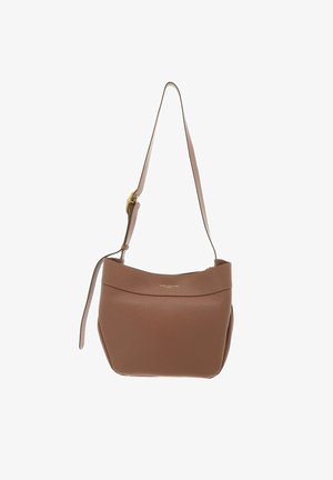 Sac à bandoulière en cuir marron avec une longue sangle réglable et un dessus zippé, surface texturée et petit détail de boucle dorée.