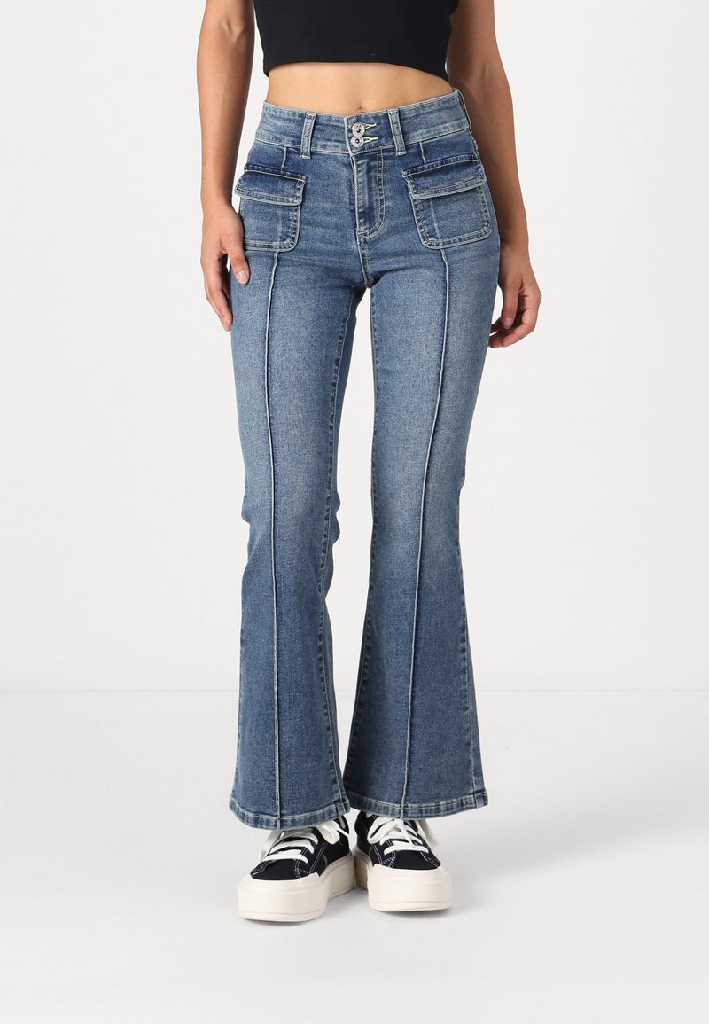 ONLY Petite ONLWAUW MID WAIST FLARED - Flared jeans - medium blue denim