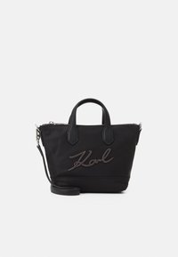 Czarna torebka nylonowa z skórzanymi akcentami, górnymi uchwytami i odczepianym paskiem na ramię. Przednia strona zdobiona haftowanym logo "Karl".