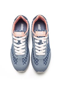 Zapatillas de denim azul con lunares blancos, detalles en rosa, cordones blancos y etiqueta con logotipo. Presentan una puntera redondeada y un tejido texturizado.