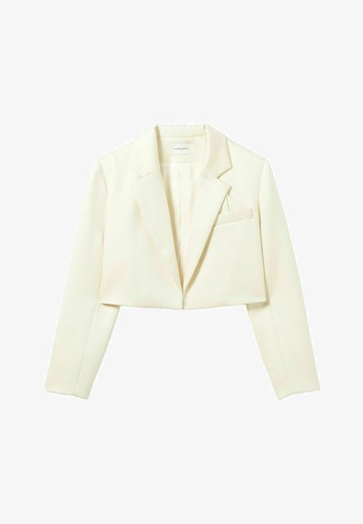Blazer court de couleur crème clair, avec un revers cranté, des manches longues, un design minimaliste et une poche poitrine unique.