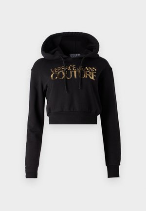 Hoodie curto preto feito de tecido macio apresenta um capuz forrado, mangas longas e o texto dourado "VERSACE JEANS COUTURE" na parte da frente.