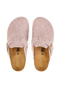Sabots en feutre rose de forme arrondie, dotés de deux brides et d'une boucle dorée. La semelle intérieure est en daim beige avec des marquages de taille 37.