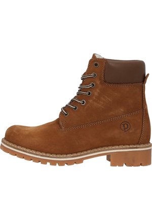 Botte de cheville en cuir marron avec un bout arrondi, un laçage, un col rembourré et une semelle en caoutchouc texturée. Présente un logo en relief sur le côté.
