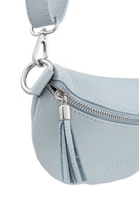 Borsa in pelle azzurro chiaro con finitura testurizzata, caratterizzata da una cerniera argento, un accento a frangia e una tracolla staccabile con ferramenta in metallo.