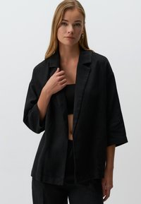 Unausgewählt, black