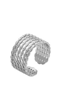 Bracciale in argento con un design intrecciato, caratterizzato da trecce testurizzate e un'estremità aperta, che mette in risalto una finitura metallica lucida e dettagli intricati.