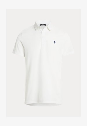 Bijela polo majica od mekog pamuka, s plohom sa tri gumba, kratkim rukavima i malim tamnoplavim logom na lijevoj strani prsa.