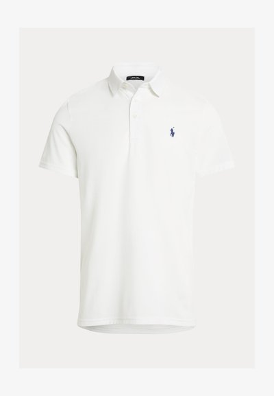 Λευκό πόλο μπλουζάκι από απαλό βαμβάκι, με τρία κουμπιά στη λαιμόκοψη, κοντά μανίκια και μικρό ναυτικό λογότυπο στο αριστερό μέρος του στήθους.