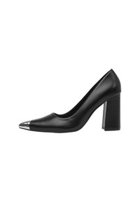 Scarpa nera in pelle con tacco alto a blocco e punta appuntita con cappuccio metallico argento.