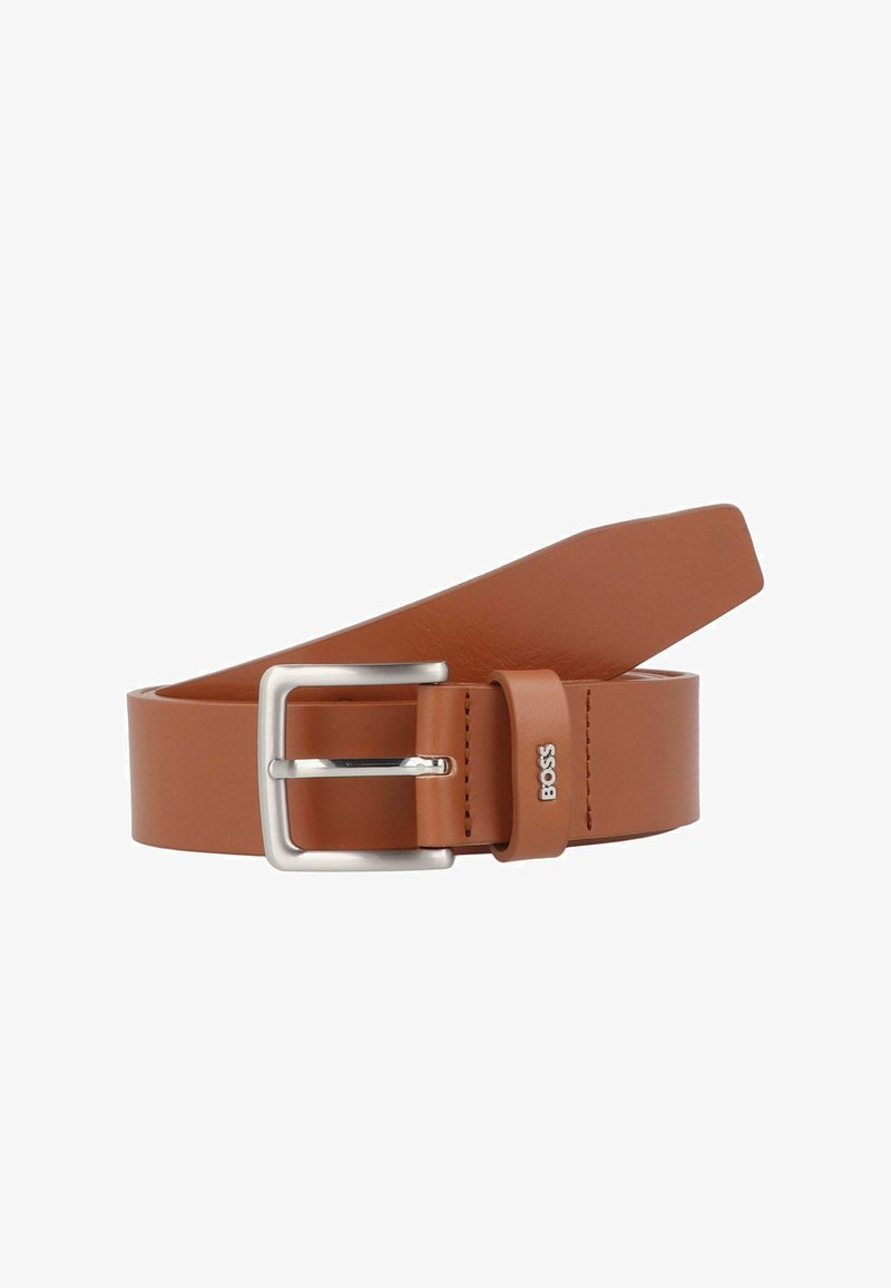 Bruine leren riem met een gladde textuur; voorzien van een zilveren metalen gesp en een leren lus met merk. Klassiek ontwerp met strakke lijnen.