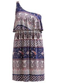 Vestido de un solo hombro con un patrón de paisley azul marino y blanco, diseño con volantes y una silueta fluida con detalles intrincados.