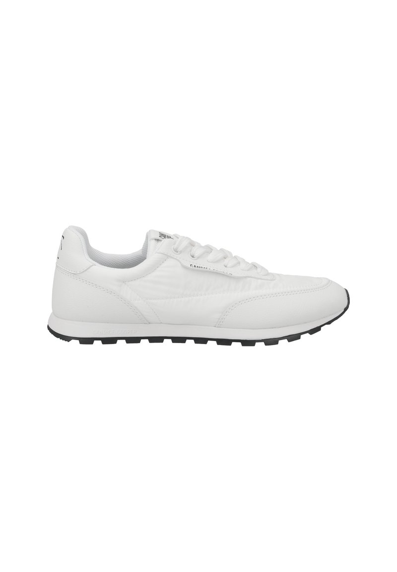 Sneaker in pelle bianca con tomaia testurizzata, linguetta imbottita e suola in gomma nera con motivo di battistrada. Chiusura con lacci e dettaglio del marchio.