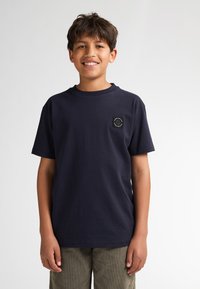 Marineblauw katoenen T-shirt met korte mouwen en een ronde halslijn; heeft een klein logo op de linkerborst.