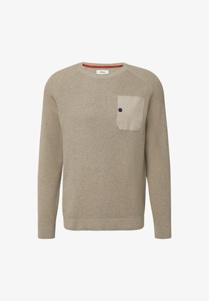 Beige kudumi, millel on tekstureeritud muster, koos rinna-taskuga heledamas toonis ja diskreetse brändi logoga ümmarguse musta nupuga.