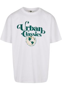 Fehér pamut póló, amelyen merész zöld szöveg szerepel: "Urban Classics", és egy földgömb design, alatta a "Mi a kultúráért csináljuk" felirattal.