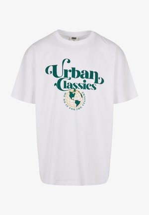 Biała bawełniana koszulka z wyrazistym zielonym napisem "Urban Classics" oraz wzorem globusa, z frazą "Robimy to dla kultury" poniżej.