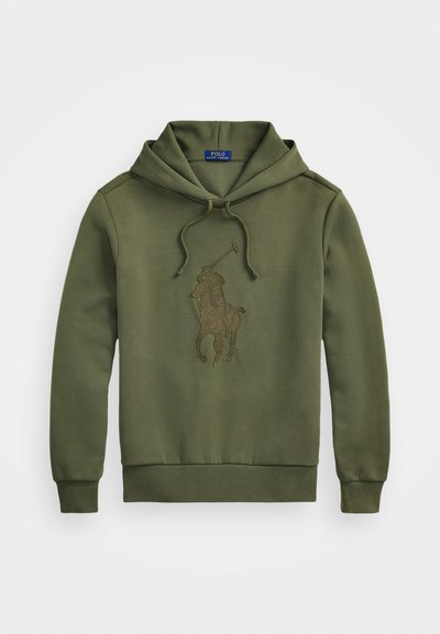 Olivengrønn hettegenser laget av bomullsblandingsstoff, med en frontlomme, snøring på hetten og brodert polo-spillerlogo.