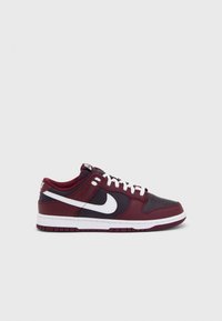 Tenisky Nike Dunk Low s koženým svrškem v barvách mahagonu a tmavě modré, s bílými akcenty a bílými tkaničkami, mají polstrovaný límec a perforovanou špičku.