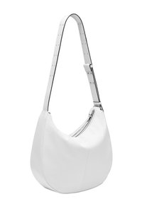 Sac à épaule en cuir blanc avec une forme courbée, une bandoulière ajustable, des détails en métal argenté et un dessus zippé. Texture lisse, design minimaliste.