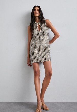 Kurzärmeliges, gemustertes Kleid mit einem Ausschnitt im Schlüsselbundstil, in Schwarz, Creme und Goldtönen. Bietet eine figurbetonte Form und strukturierter Stoff.