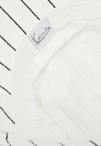 Karl Kani SIGNATURE PINSTRIPE BUCKET HAT UNISEX - Klobouk - white