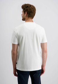 Weißes T-Shirt mit kurzen Ärmeln aus Baumwolle, Rundhalsausschnitt und geradem Saum. Die Rückseite weist eine glatte Textur und minimale Details auf.