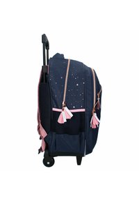 Väskvagn i marinblått med rosa accenter. Har flera fickor med dragkedja, detaljer med fransar och en strukturerad mesh sidoficka.