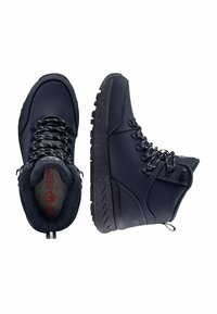 Ciemnoniebieskie wodoodporne buty z teksturowaną górą, wyściełanym kołnierzem, gumową podeszwą i metalowymi sznurowadłami. Logo widoczne z boku i na wkładce.