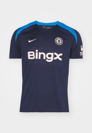 Marineblaue Nike-Fußballtrikot mit hellblauen Akzenten, ausgestattet mit Rundhalsausschnitt, kurzen Ärmeln und dem "Bingx"-Logo in Cremefarbe auf der Vorderseite. Chelsea-Wappen ist ebenfalls enthalten.