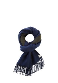 Donkerblauwe sjaal gemaakt van zacht materiaal, met een lichtgroene stripe, franjes aan de randen en een klein merketiket. In een lusvorm gedraaid.