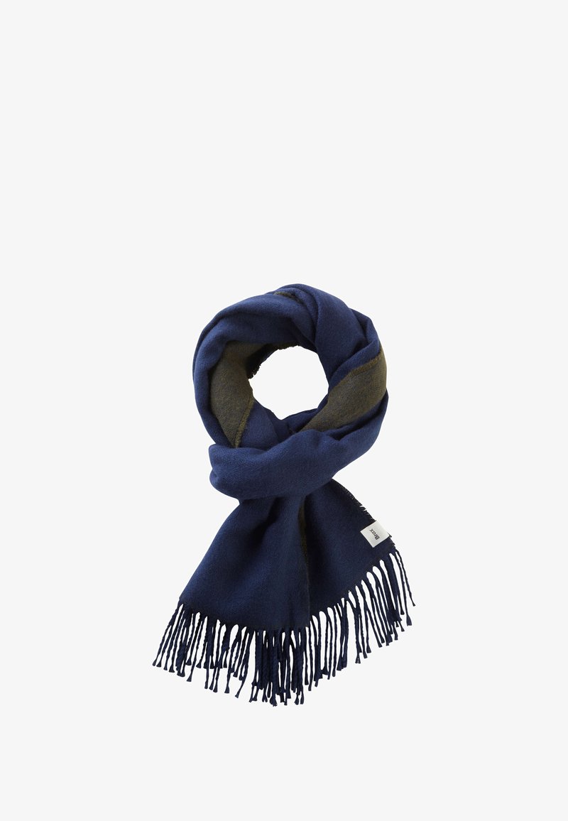 Donkerblauwe sjaal gemaakt van zacht materiaal, met een lichtgroene stripe, franjes aan de randen en een klein merketiket. In een lusvorm gedraaid.