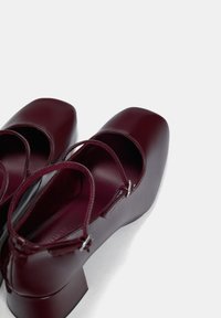 PULL&BEAR Varrelliset sandaalit - bordeaux