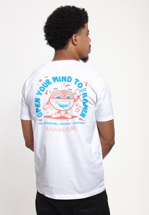 Biała bawełniana koszulka z kolorową grafiką uśmiechniętej miski ramen na plecach, z tekstem w niebieskim i czerwonym kolorze powyżej i poniżej ilustracji.