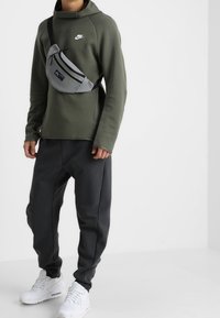 Nike Sportswear Luvtröja - mottled olive