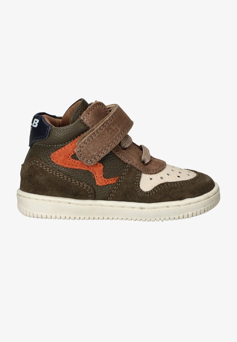 Braune Wildleder-Hochschnitt-Sneaker mit orangefarbenen und beigen Akzenten, Klettverschluss und Gummisohle. Verfügt über strukturierte Materialien und genähte Details.