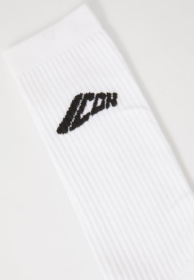 Valge sooniline sokk musta "ICON" teksti logoga, mis on kaldus ülemises osas, tasa valge tausta vastu.