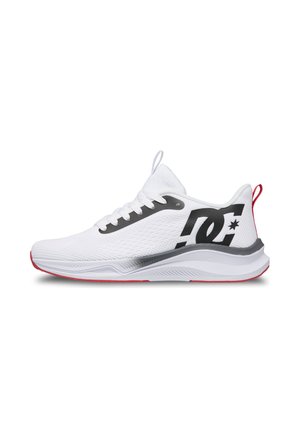 Biały sportowy sneaker z czarnym logo DC po boku, cholewką z siateczki, czerwonymi akcentami na pięcie i podeszwie oraz białymi sznurowadłami.