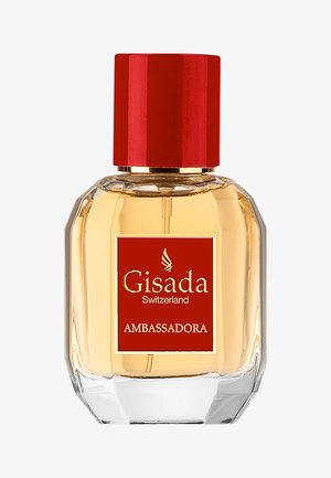 Bouteille de parfum en verre avec une forme octogonale, liquide doré, capuchon rouge et une étiquette rouge comportant "Gisada Ambassadora" en texte doré.