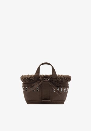 Brązowa torebka z teksturowaną futrzaną górą, ozdobiona srebrnymi oczkami wzdłuż boków, z zapięciem na ściągacz i podwójnymi uchwytami u góry.