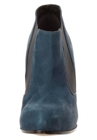 Sininen mokka nilkkabooti, jossa on sileä pinta, korkea varsi ja sivuaukot, pyöreä kärki ja mustat elastiset yksityiskohdat.