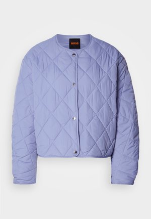 Ανοιχτό μωβ μπουφάν με καπιτονέ ύφασμα, στρογγυλεμένη λαιμόκοψη, ασημένια κουμπιά με κλιπ και ράψιμο σε μοτίβο διαμαντιού. Διαθέτει μακριά μανίκια και κοντό μήκος.