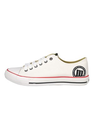Zapatilla deportiva blanca de corte bajo con cordones blancos, raya roja y negra en la suela y logotipo circular negro cerca del talón sobre fondo blanco.