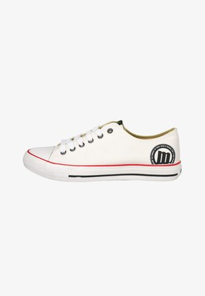 Zapatilla deportiva blanca de corte bajo con cordones blancos, raya roja y negra en la suela y logotipo circular negro cerca del talón sobre fondo blanco.