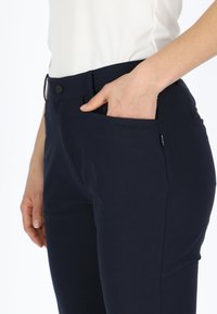 Swedemount ON COURSE STRETCH PANTS W - Outdoorbroeken - navy