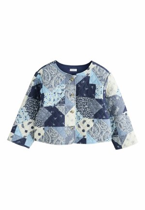 Gepatchte Steppjacke in Blau- und Weißtönen, mit Rundhalsausschnitt, langen Ärmeln und drei Knopfverschlüssen an der Vorderseite.