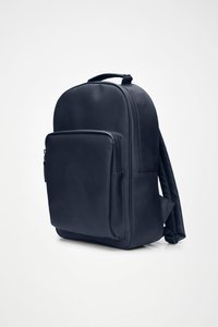 Marineblauer Lederrucksack mit elegantem Design. Er verfügt über eine vordere Reißverschlusstasche sowie gepolsterte, verstellbare Träger für Komfort.
