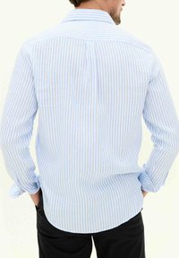 Lichtblauw en witte gestreepte langemouwenshirt met een ronde zoom en een klassieke kraag, gemaakt van een lichtgewicht stof.