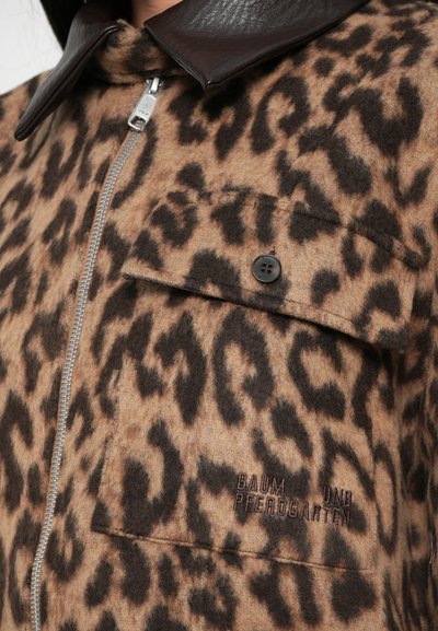 Leopardo raštas švarkas, pagamintas iš tekstūrinio vilnos, su tamsia odine apykakle, užtrauktuku ir viena mygtukine krūtine kišene su ženklinimu.